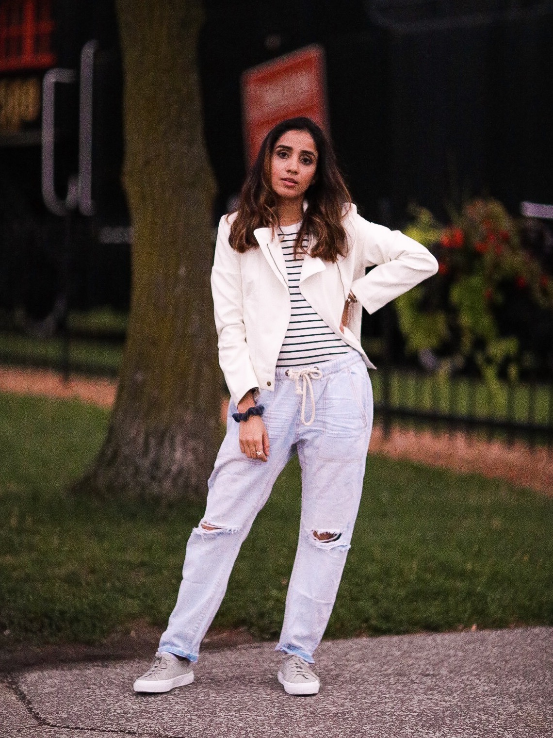 Distressed Jeans for Days Lulus LIGHT WASH DRAWSTRING Faiza Inam Casual Look Summer Fall Fashion Style Toronto Blogger 3