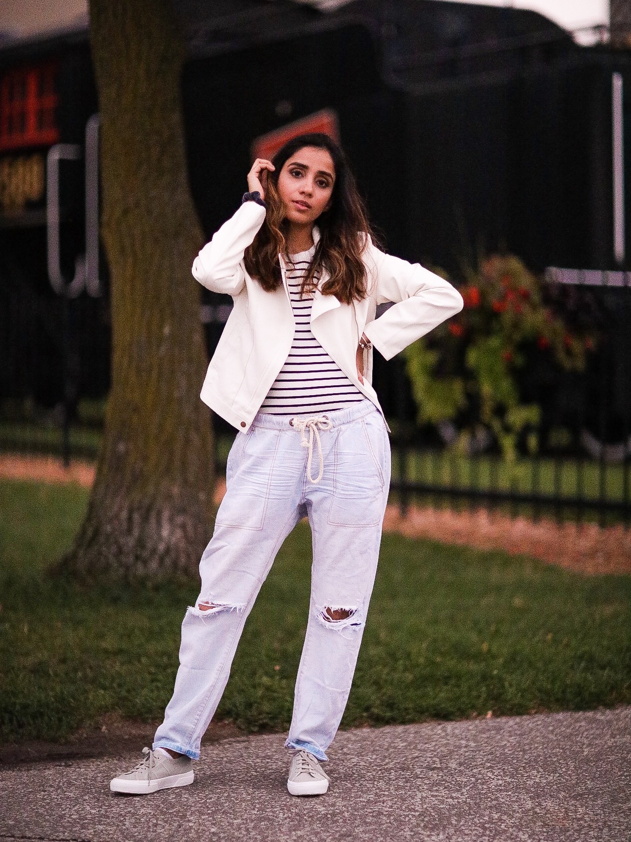 Distressed Jeans for Days Lulus LIGHT WASH DRAWSTRING Faiza Inam Casual Look Summer Fall Fashion Style Toronto Blogger 4
