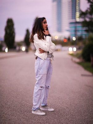 Distressed Jeans for Days Lulus LIGHT WASH DRAWSTRING Faiza Inam Casual Look Summer Fall Fashion Style Toronto Blogger 5