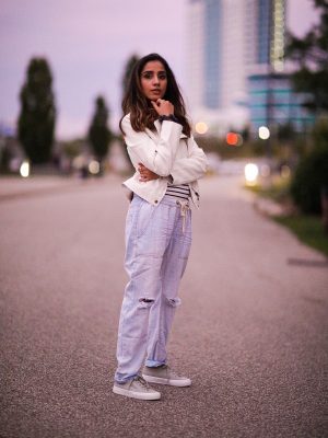 Distressed Jeans for Days Lulus LIGHT WASH DRAWSTRING Faiza Inam Casual Look Summer Fall Fashion Style Toronto Blogger 6